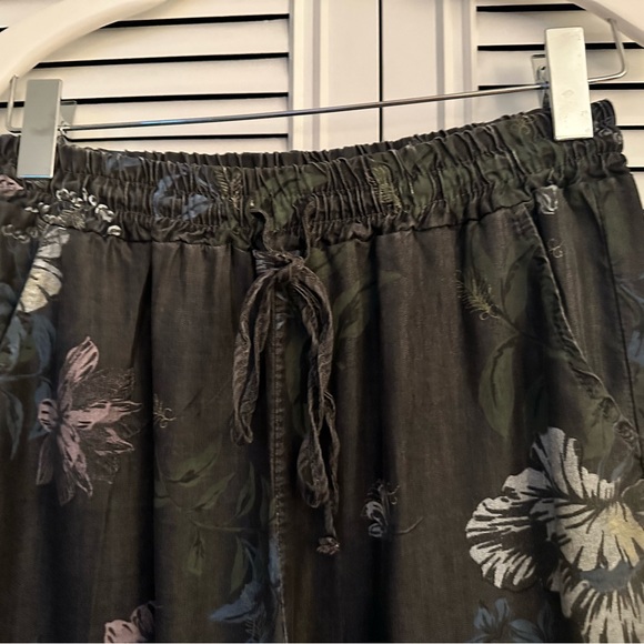 Floral Linen Luv Jeans - Picture 2 of 9